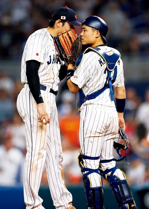 決勝のアメリカ戦、9回のマウンドに上がる大谷（左）と話す中村