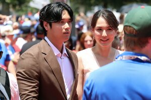 「TV中継には映らなかったが…」大谷翔平がタオルで汗を拭われ登場、その時真美子夫人は…？ 現地で目撃した“レッドカーペットの舞台ウラ”