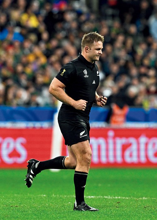 シンビンを告げられピッチを去るケイン。約5分後、レッドカードを提示されると両手で顔を覆い、唇を噛みしめた