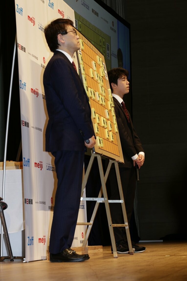 2018年朝日杯の羽生－藤井（写真は右に続きます）　©BUNGEISHUNJU