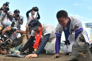 【続きを読む】甲子園で負けたチームが土を集めるのは、なぜ“当たり前”になった？ 63年前の悲劇「沖縄の海に捨てられた甲子園の土」