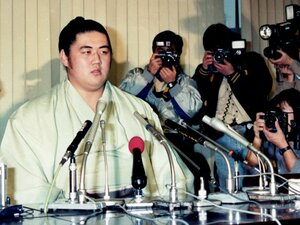 1987年12月31日、「廃業」の記者会見を行う横綱・双羽黒こと北尾光司。大相撲の未来を背負うはずだった大器は24歳の若さで角界を去った