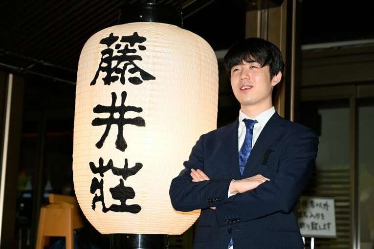 最年少名人となった藤井聡太七冠（2023年6月、当時20歳／全6枚中の4枚目）　©Keiji Ishikawa