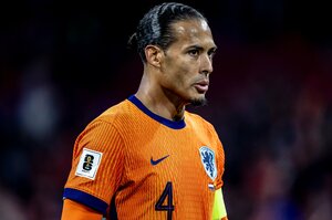 オランダ主将ファンダイク「W杯同組の日本について？ もちろん話すよ」「ワタ・エンドウと…楽しみだ」リバプール“サラー騒動”の裏で記者にニコリ