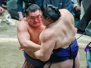 ともに10勝5敗で初場所を終えた豊昇龍と大の里。両横綱が揃って3個の金星を配給した背景には、何があったのか