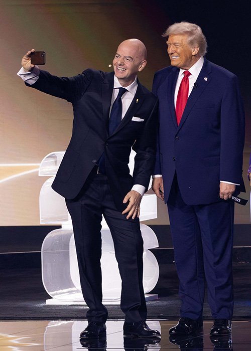 12月5日のW杯抽選会で笑顔を見せるFIFA会長（左）ら