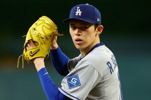 佐々木朗希のナゾ「なぜ落ちた球速が急激に上がった？」ロバーツ監督も口にした“重要人物”の正体…リリーフ崩壊ドジャースを救う“電撃復帰”ウラ側