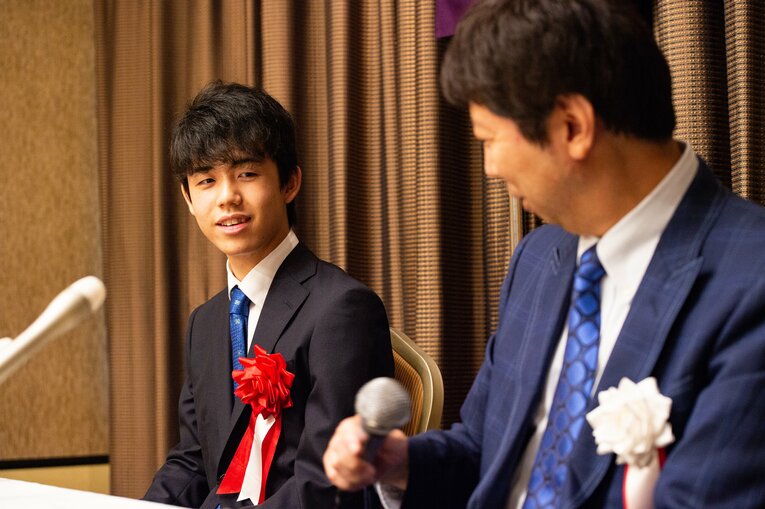 2019年の藤井聡太（16～17歳時。全4枚中の1枚目）　©BUNGEISHUNJU