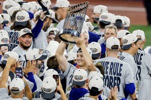 「大谷翔平が疲労困憊」「WS敗北まで2死」“究極の試練”でドジャースが奇跡を…「ロハスのように報われるんだ」LA紙に語ったフリーマンらの本音