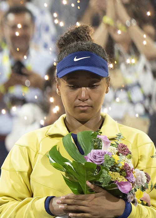 優勝に歓喜するエムボコの横で呆然とした表情を浮かべる大坂