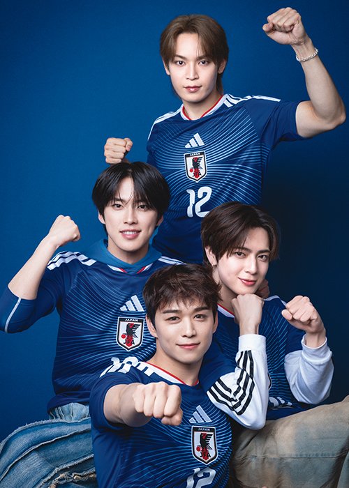 「JI BLUE」とは、グローバルボーイズグループ「JO1」と「INI」の12名によって結成されたスペシャルユニット。サッカー日本代表「最高の景色を2026」オフィシャルアンバサダーとして活動している