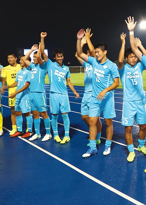 三笘在籍時の筑波大サッカー部は2017年の天皇杯で快進撃。写真左から６人目の「背番号９」が三笘だ