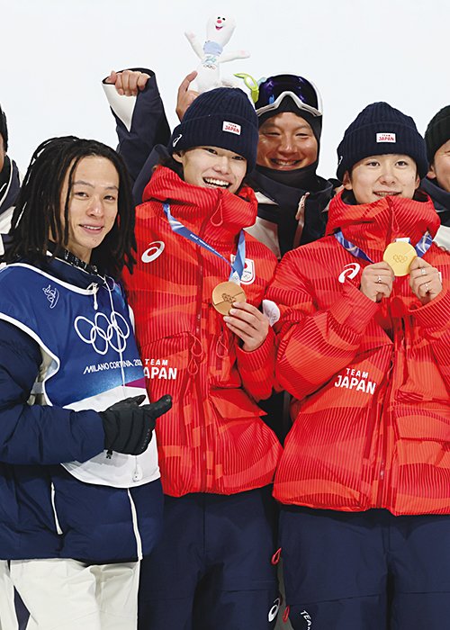 自身は7位に終わるも見事メダルを獲得した頼もしい後輩たちを称えた