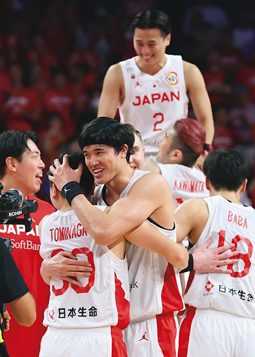 バスケットボールW杯ベネズエラ戦、勝利をして喜ぶ渡辺雄太ら日本代表