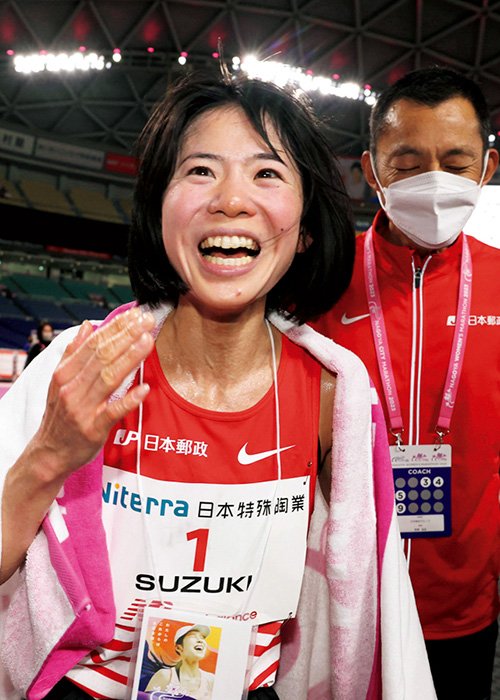 25kmから2位集団の中で前に出て日本勢最高の2位を獲得。写真はレース後、高橋昌彦監督と