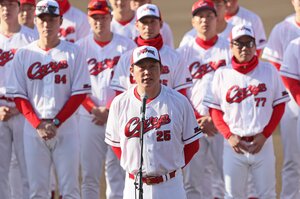 結果を出した者だけが次に進める…緊張感に包まれる広島キャンプで新井監督が打ち出した「横一線」のリアルな競争現場