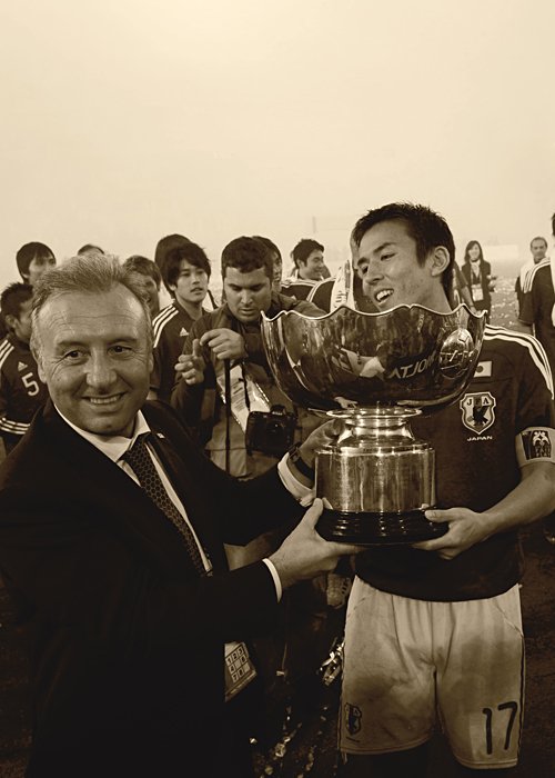 2011年のアジアカップで優勝カップを持つザッケローニとキャプテン長谷部誠