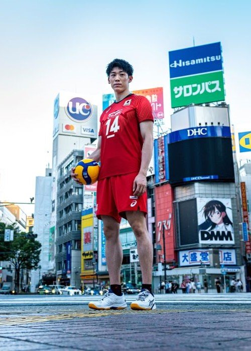 7月下旬、早朝の渋谷スクランブル交差点に現れたバレーボール日本代表・石川祐希