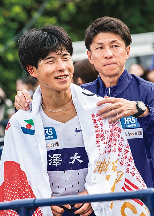 藤田敦史　駒澤大学　全日本で優勝テープを切った主将・山川拓馬を柔らかい表情で労う駒大・藤田監督。恩師・大八木総監督は健在だが、就任3年目、選手を立てつつ、自然体で悲願の箱根駅伝「優勝」に挑もうとしている　