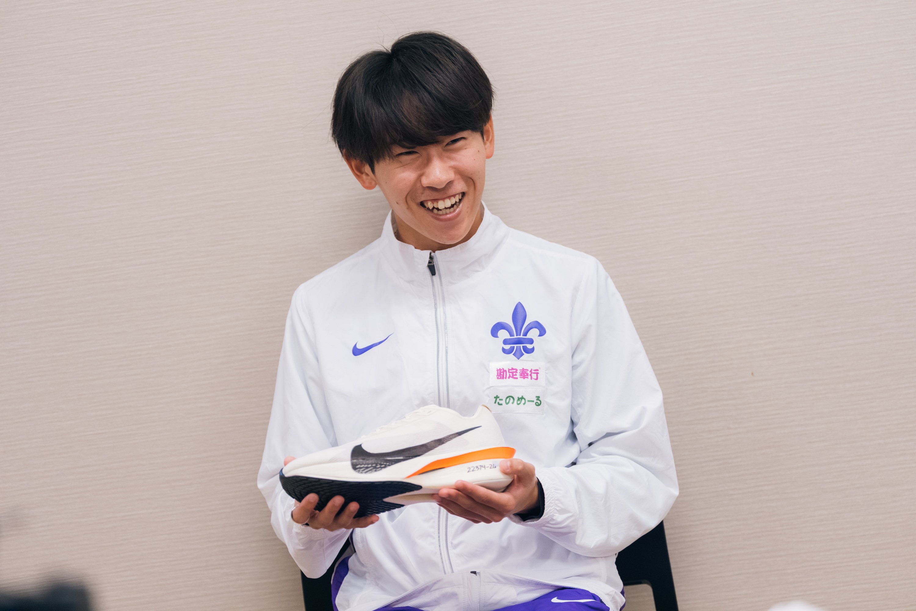 ヴェイパーフライ4を持つ小倉　photograph by NIKE