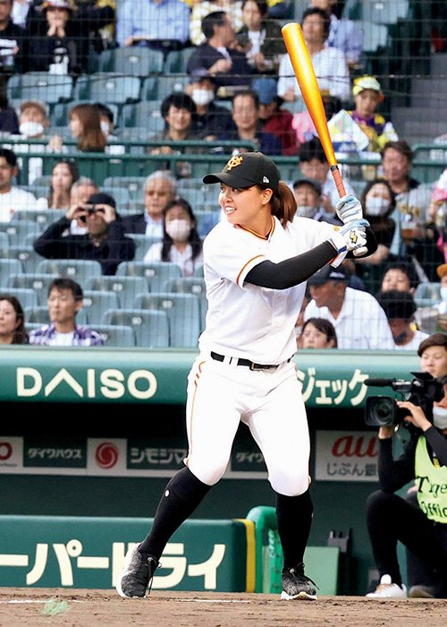 5月26日の阪神対巨人戦の前に、ファーストピッチセレモニーに打者として登場。甲子園に“凱旋”を果たした