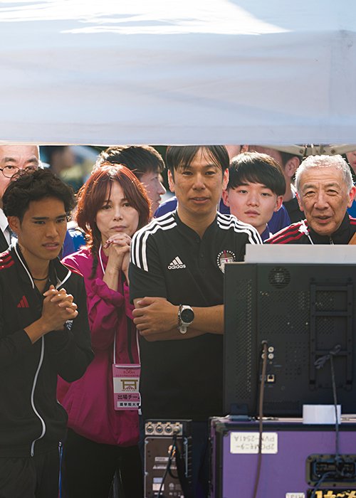 2009年より監督を務める前田康弘（中央）。優勝した全日本のゴール地点でアンカー上原を待つ