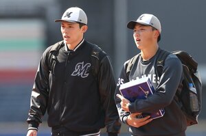 【さらに読む】「ビデオ通話の向こうでドジャースの帽子を…」佐々木朗希を慕うロッテの20歳右腕が語る「野球以外の余白がない」“朗希先輩”のストイック素顔