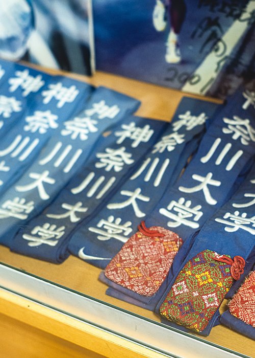 陸上部の寮にはトロフィーなどと一緒に歴代の襷が飾られている