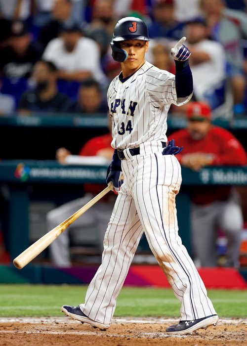 4－5で迎えた準決勝9回裏、四球を選ぶと次の打席の村上を指差し、無言のエール