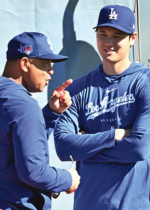 大谷の周りは英語が飛び交う。ロバーツ監督の指示を聞く