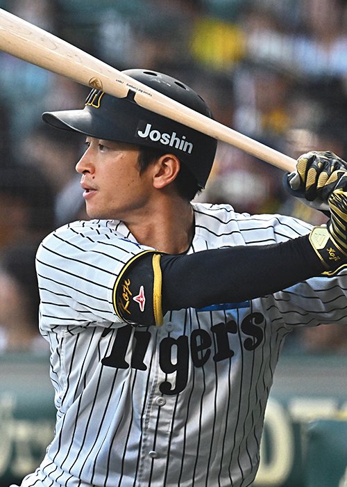 通算200盗塁も達成した近本。中野（左）との不動の1.2番コンビは、今年も相手投手陣の脅威となった