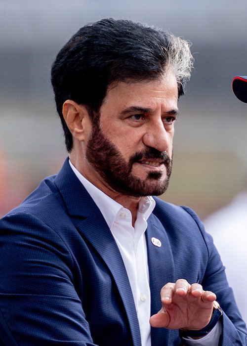 イギリスGPでフェルスタッペン（右）と話すスライエム会長