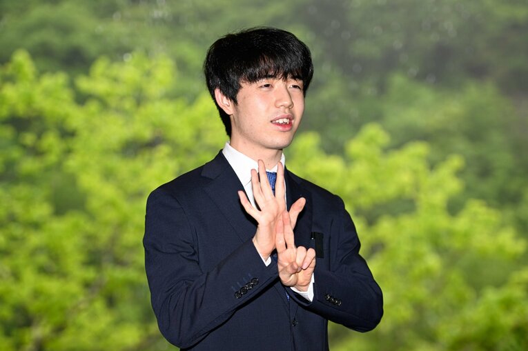 最年少名人となった藤井聡太七冠（2023年6月、当時20歳／全6枚中の3枚目）　©Keiji Ishikawa