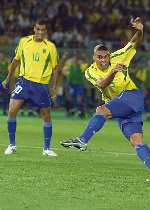 ロナウドは2度の右膝手術を乗り越え、W杯決勝のドイツ戦で2ゴールを決めるなど、大会8得点で得点王に輝いた