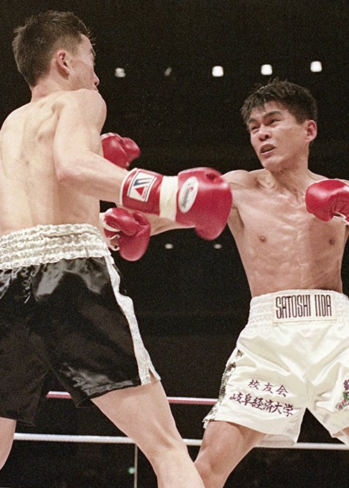 2年前に全日本新人王の座を争った飯田（右）と松島が、'94年の日本スーパーフライ級王座戦で再戦。飯田が8ラウンドTKO勝利を収めた