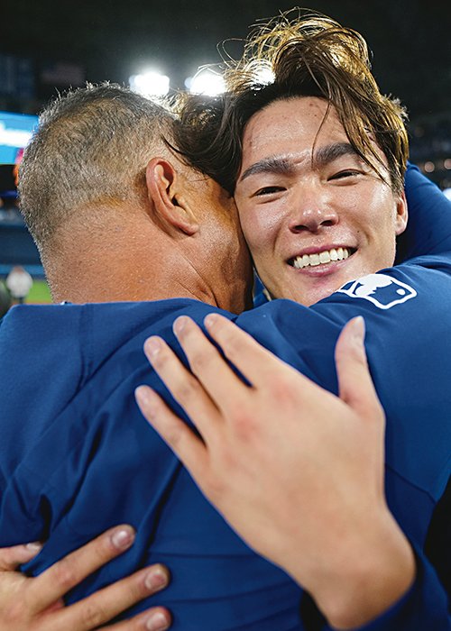 WS連覇を決め、ロバーツ監督と抱擁をかわす