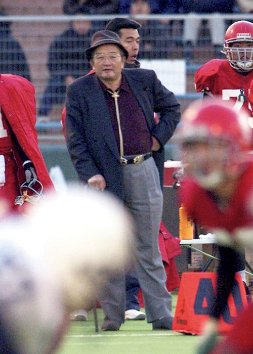 '01年、立教大との入替戦を見つめる篠竹監督。選手たちには常に「サムライたれ」と説いた