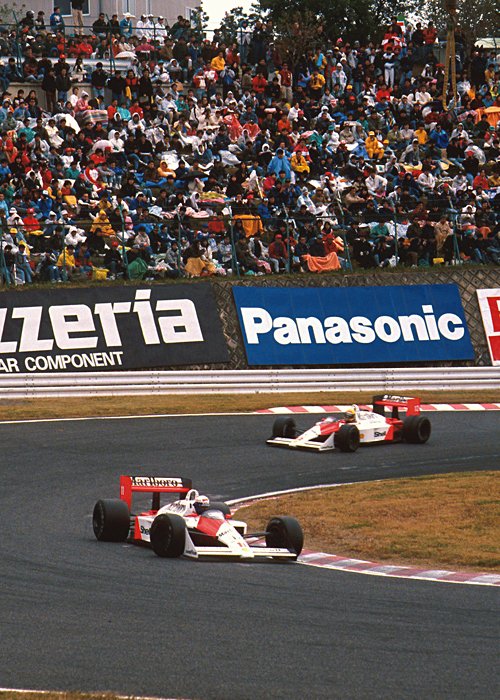 1988 10.30 アイルトン・セナ初の戴冠。プロスト（手前）に逆転勝利したレース後、ホンダ創業者の本田宗一郎氏も祝福