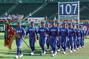 ド派手な青色ストライプ、1年生を主将に抜擢…でも髪型は丸刈りのワケは？ 甲子園初出場・青藍泰斗の“超異質”な柔軟性 監督は「昭和気質もある」27歳