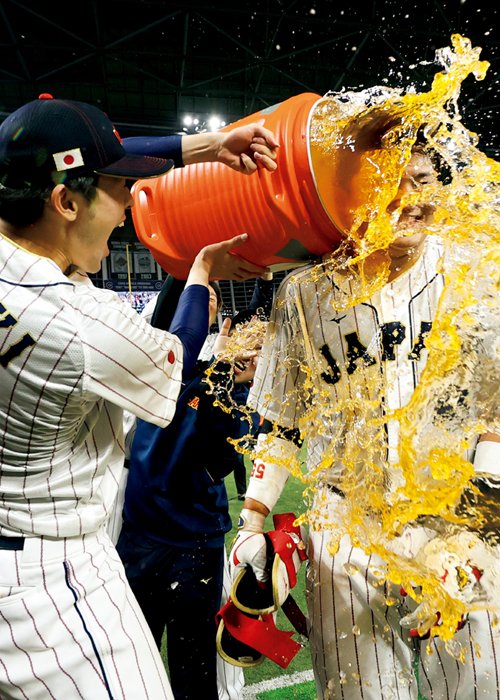 準決勝は過去2度敗退の鬼門。4回表、先発佐々木が3ランで先制を許す。7回裏に吉田の3ランで同点とするも再び勝ち越しを許し1点を追う9回裏。無死一・二塁で不振の村上が逆転サヨナラ二塁打。劇的勝利で決勝へ