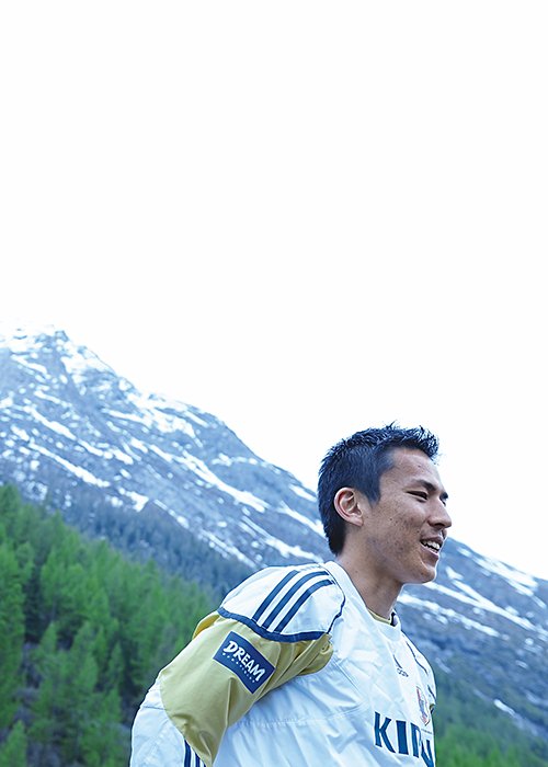 スイス・ザースフェーでの2010年W杯直前合宿で取材に応じる長谷部。この合宿中に主将に抜擢された