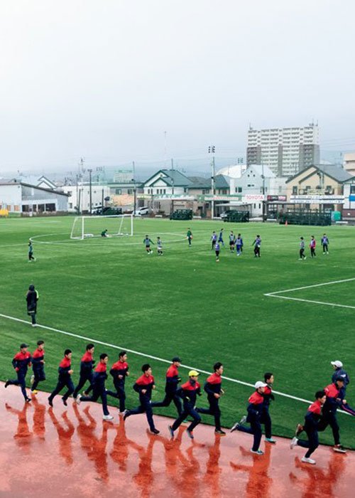 数多くの代表選手を輩出してきたサッカー部グラウンドの周りに陸上部のトラックがある