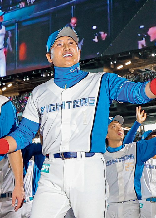 就任1年目でリーグ優勝の巨人・阿部監督（左）と3年目に結果を出した日ハム・新庄監督。いずれも采配批判を恐れぬ強さを持つ