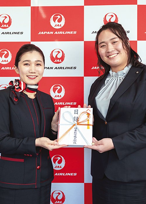 第43回NumberMVPを受賞した北口榛花。副賞は賞金50万円とJAL国際航空券