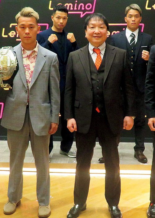 トーナメント発表会見に列席した大橋会長と出場選手。バンタム級日本王者の堤を筆頭に20代の注目選手が揃う