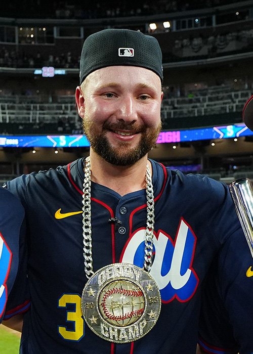 父（右）と弟（左）と共にホームラン・ダービー優勝を祝った