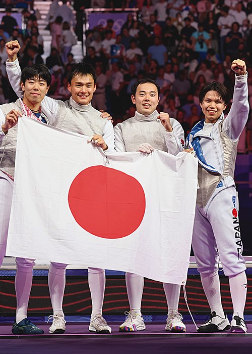 男子フルーレ団体で金メダルを獲得した日本