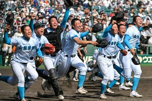 【センバツ優勝談】「甲子園で勝てなくなった。なぜ…」歴史的センバツV・山梨学院の吉田監督はいかに“再起”したか？ 試合後に語った「優勝で帳消し」の真意