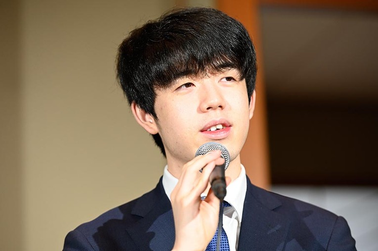 最年少名人となった藤井聡太七冠（2023年6月、当時20歳／全6枚中の1枚目）　©Keiji Ishikawa