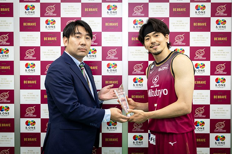 りらいぶの三鬼有登取締役執行役員からトロフィーが贈呈された